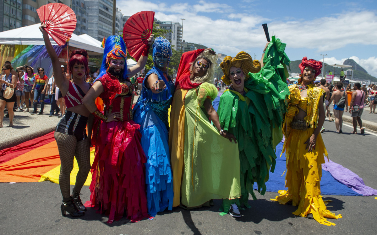 Participantes da parada LGBTQIA+ em Copacabana abusaram da imaginação na hora de compor o figurino