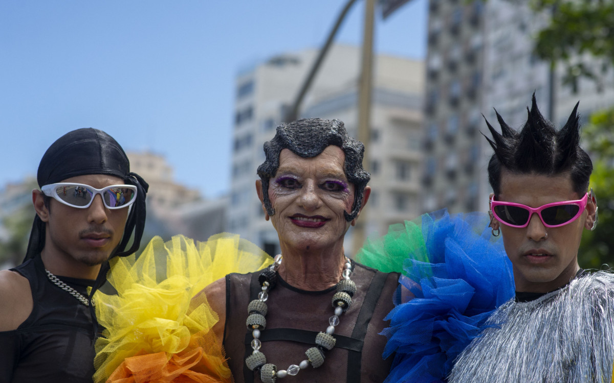 Participantes da parada LGBTQIA+ em Copacabana abusaram da imaginação na hora de compor o figurino