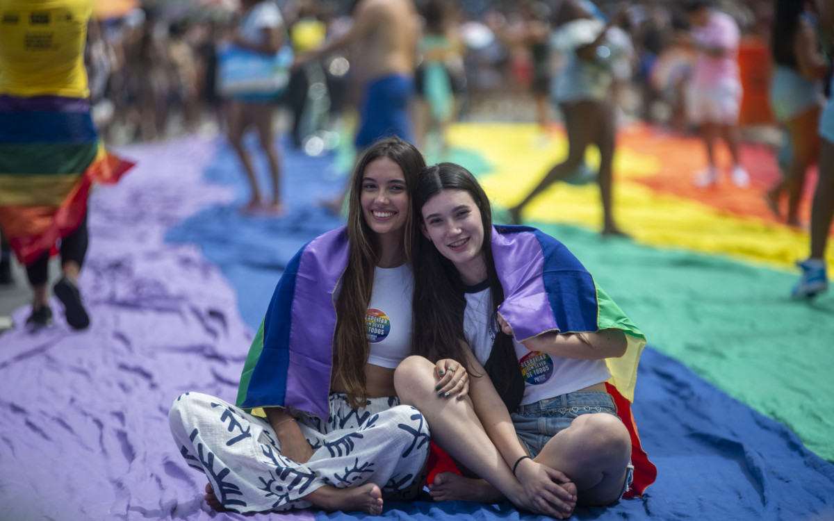 Celebração da 29ª parada LGBTQIA+ em Copacabana, neste domingo (24)