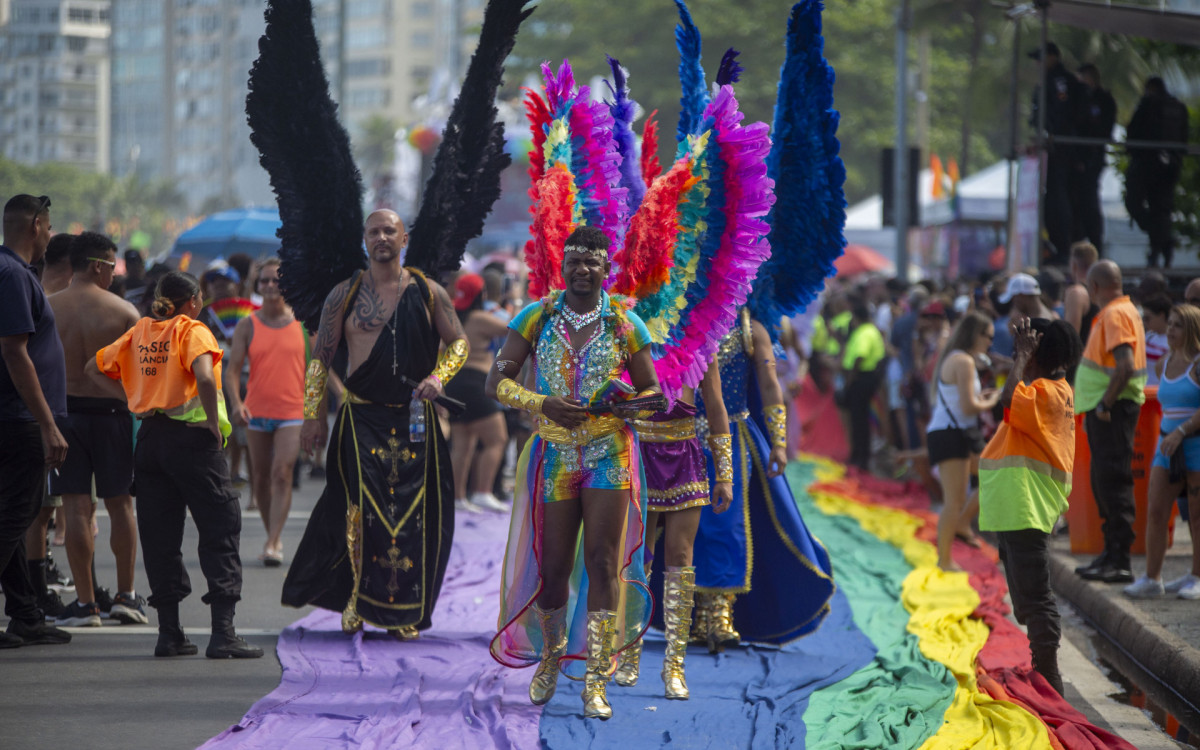 Parada LGBTQIA+ em Copacabana foi uma festa marcada por muita alegria e cores