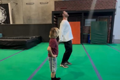 Vídeo! Chris Hemsworth dá falso mortal para trás com o filho e arranca risadas dos fãs