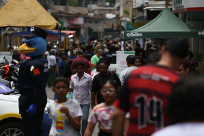 ‘Rua de Compras’ no bairro Água Limpa reúne milhares de pessoas em Volta Redonda