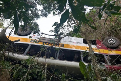 Ônibus cai em ribanceira e deixa 17 mortos e quase 30 feridos na Serra da Barriga, Alagoas