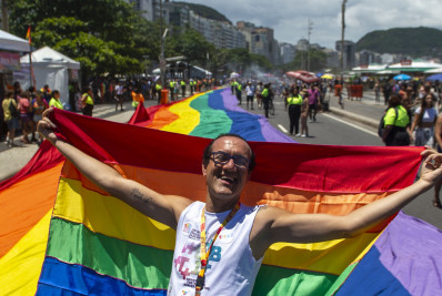 Parada do Orgulho LGBTQIA+ Rio colore Praia de Copacabana