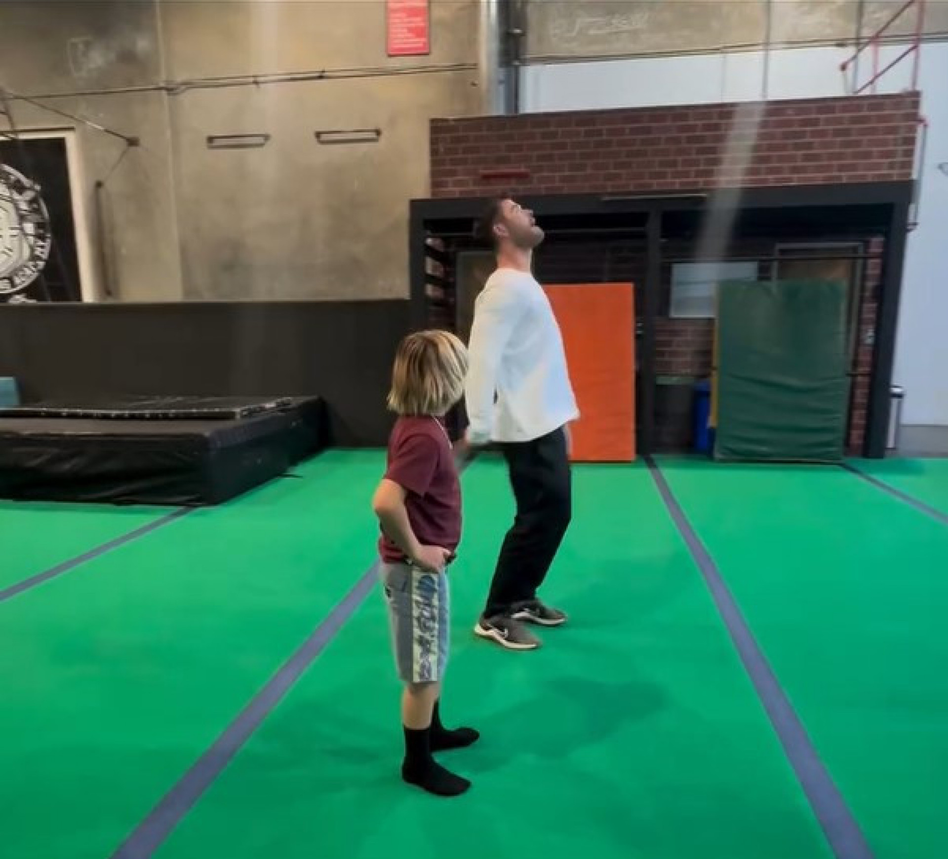 Chris Hemsworth diverte internautas com mortal para trás falso com o filho - Reprodução / Instagram