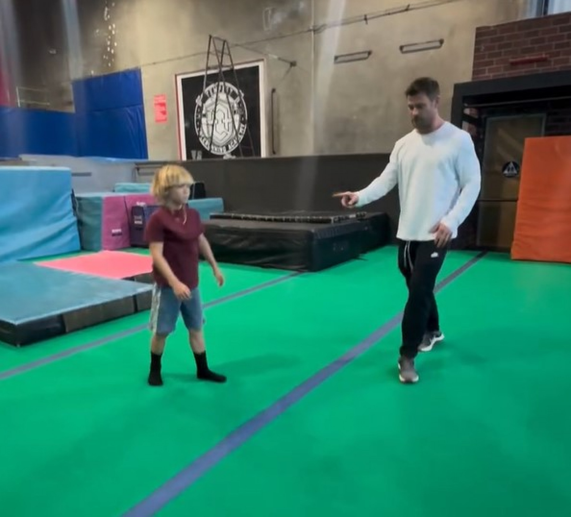 Chris Hemsworth diverte internautas com mortal para trás falso com o filho - Reprodução / Instagram