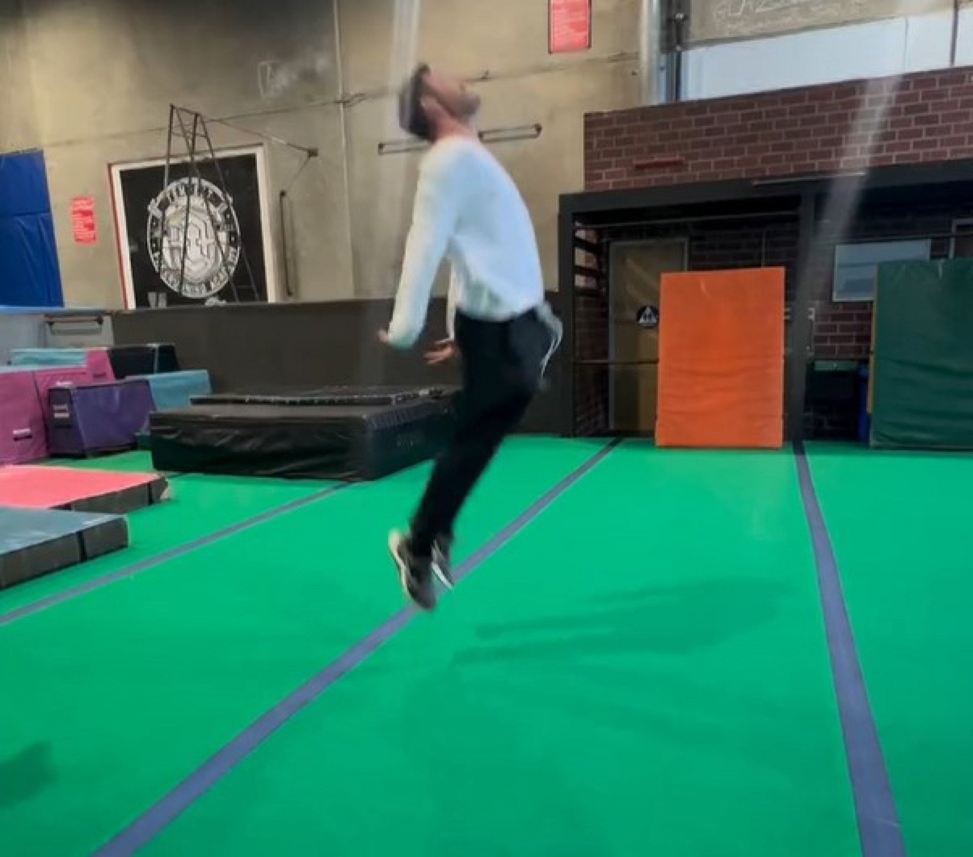 Chris Hemsworth diverte internautas com mortal para trás falso com o filho - Reprodução / Instagram