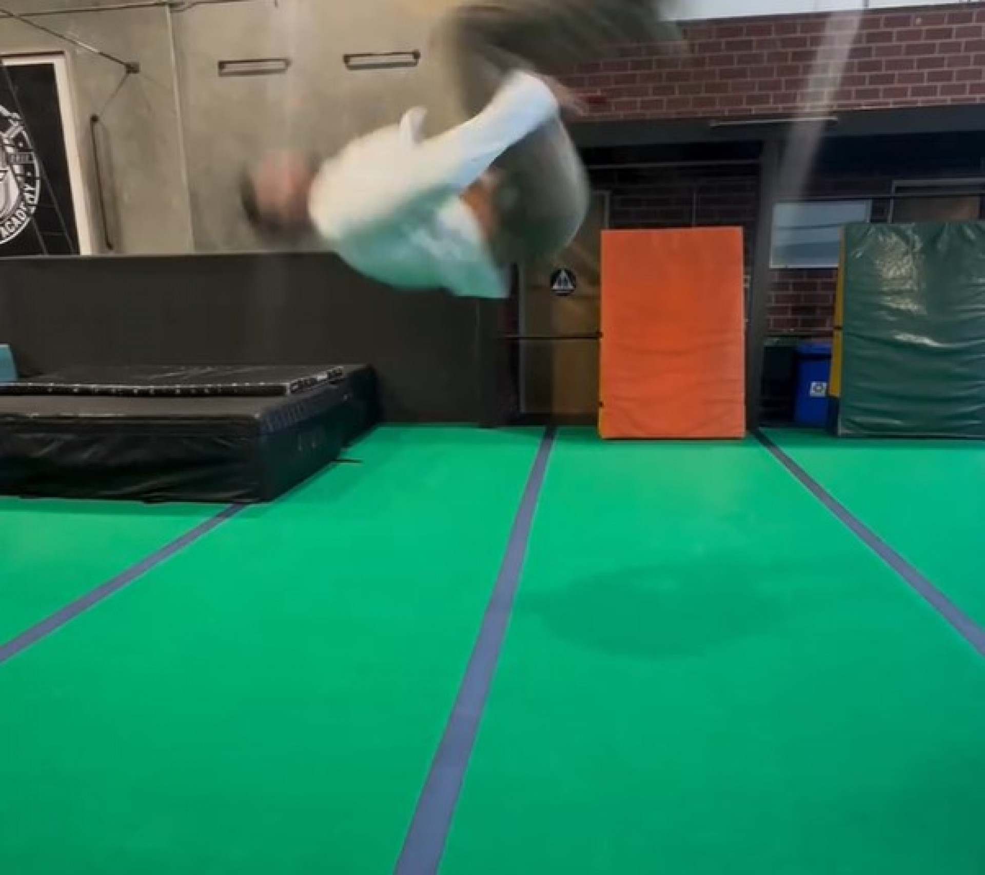 Chris Hemsworth diverte internautas com mortal para trás falso com o filho - Reprodução / Instagram