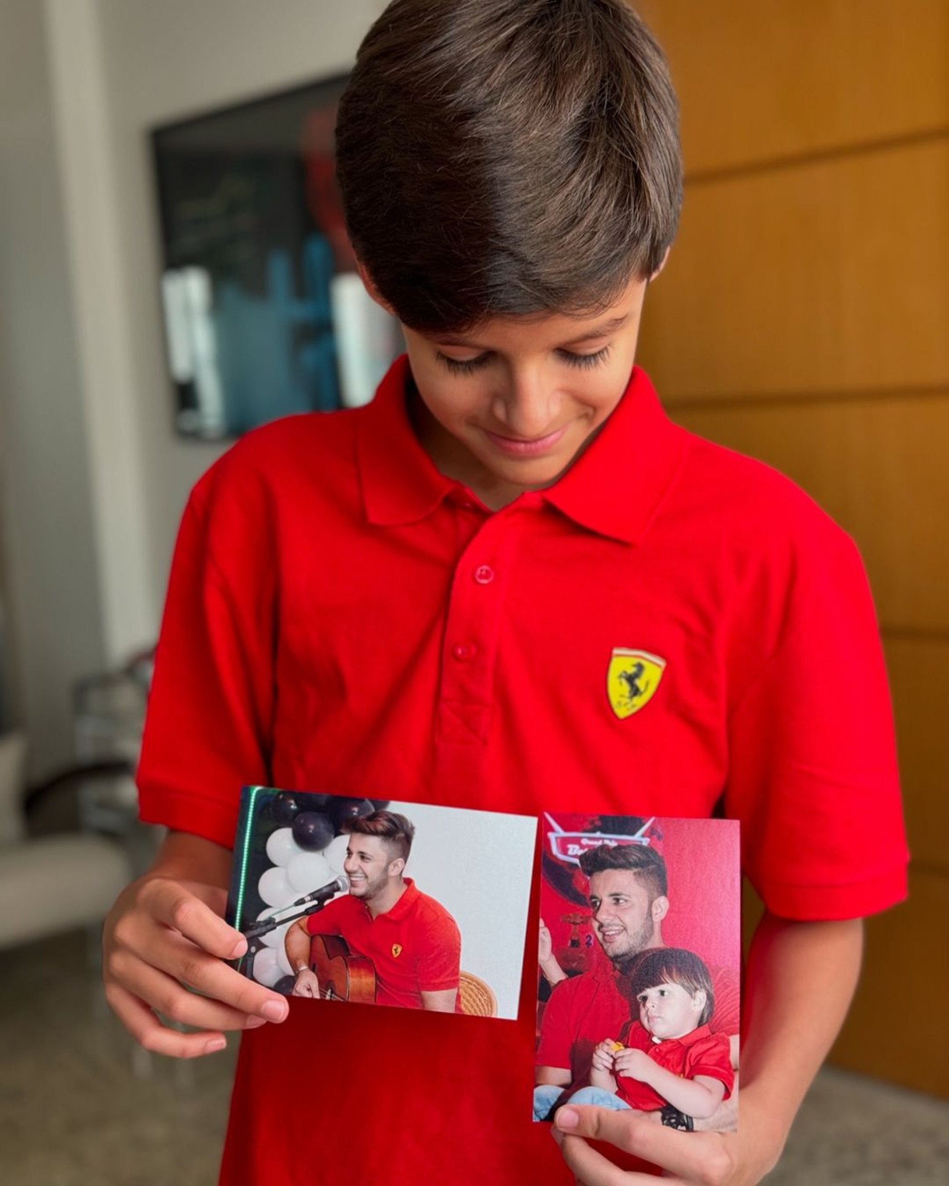 Filho de Cristiano Ara&uacute;jo, Bernardo usando a camisa do pai  - Reprodu&ccedil;&atilde;o / Instagram 