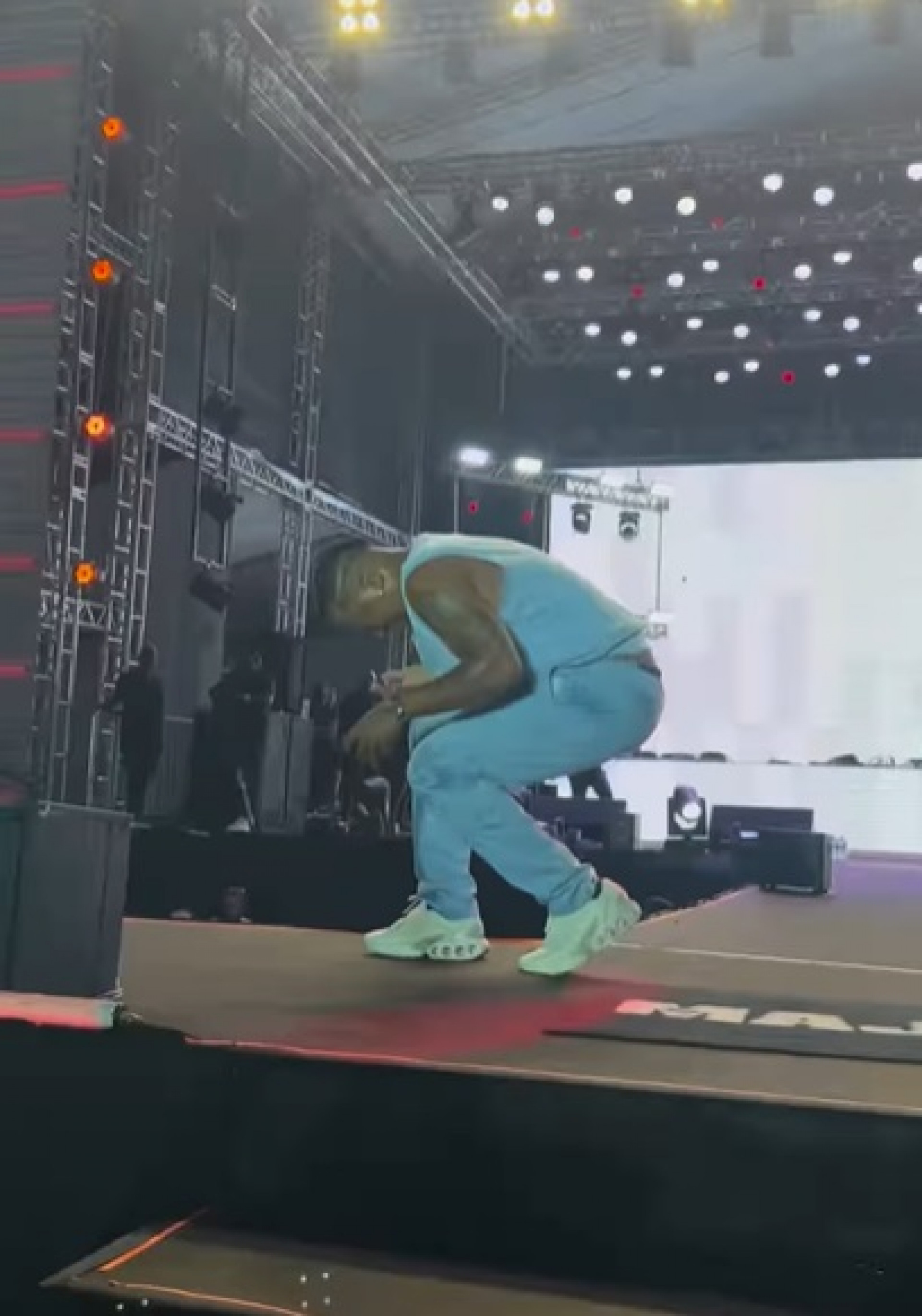 Major RD senta no palco após ser atingido por chamas - Reprodução do Instagram