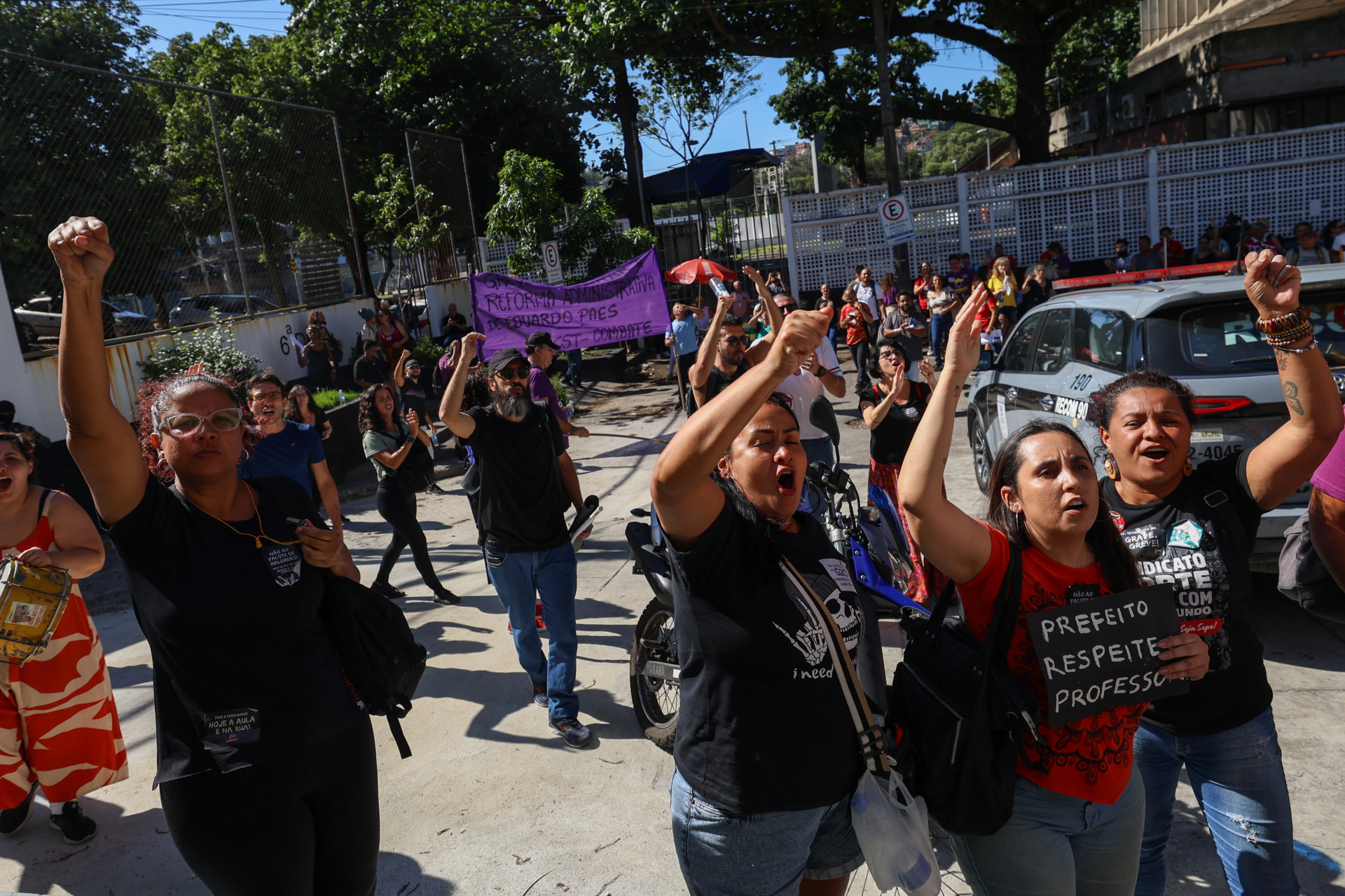 Em greve, professores terminaram ato na frente da 6&ordf; DP (Cidade Nova), nesta segunda-feira (25) - Renan Areias/Ag&ecirc;ncia O Dia