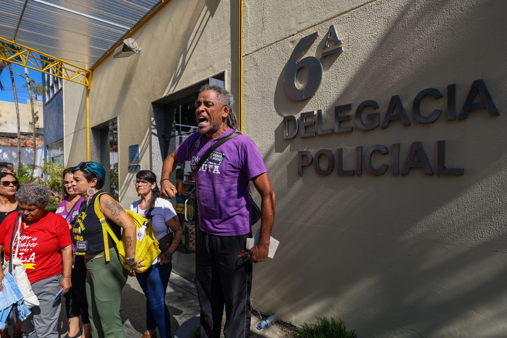 Professor Wagner Louza foi conduzido &agrave; 6&ordf; DP (Cidade Nova) e liberado em seguida - Renan Areias/Ag&ecirc;ncia O Dia