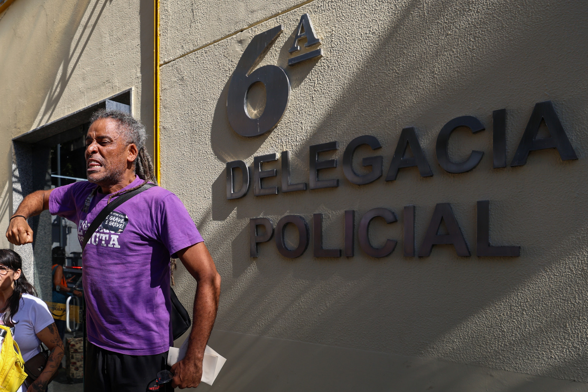 Em greve, professores terminaram ato na frente da 6&ordf; DP (Cidade Nova), nesta segunda-feira (25) - Renan Areias/Ag&ecirc;ncia O Dia