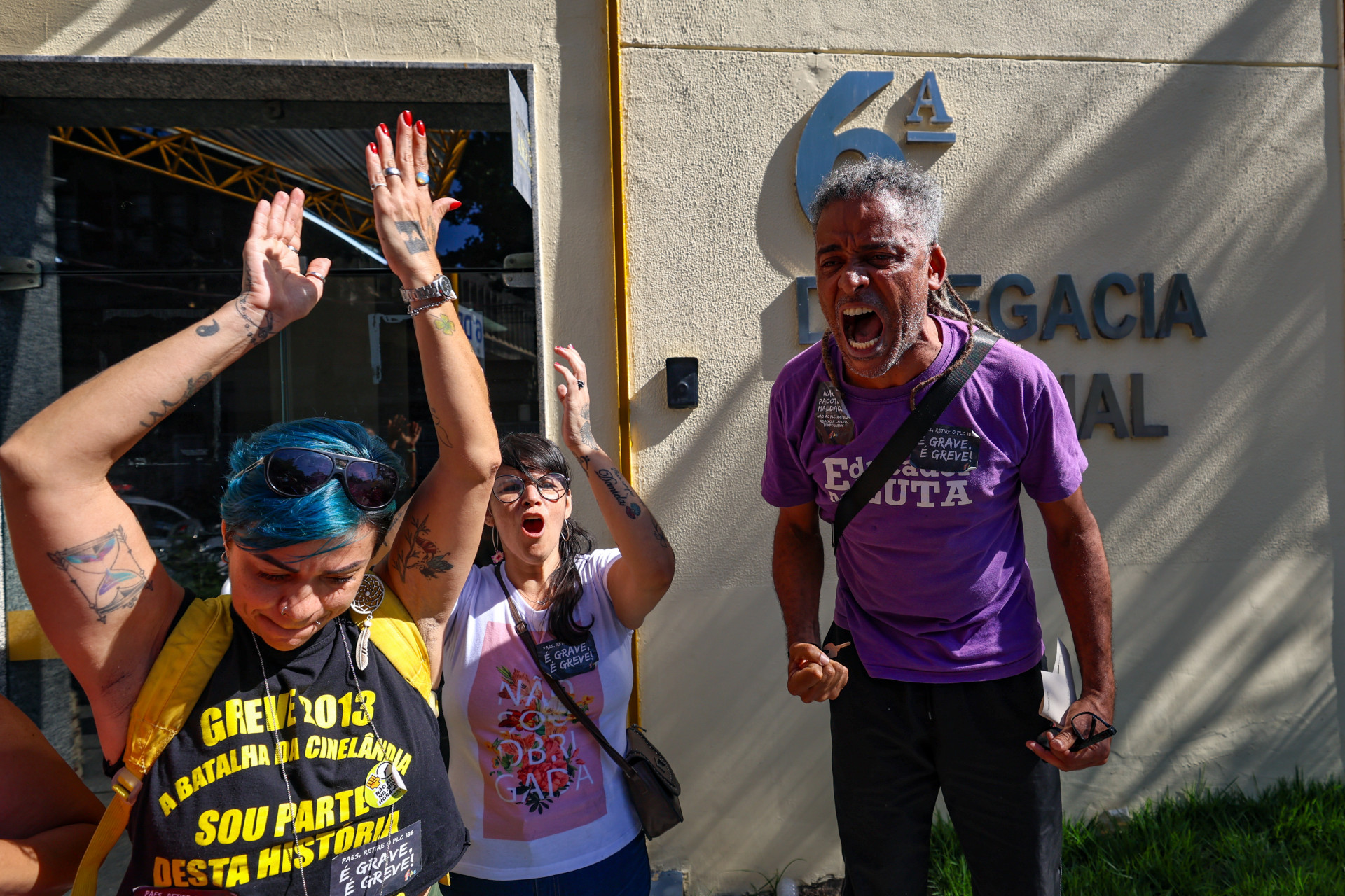 Em greve, professores terminaram ato na frente da 6&ordf; DP (Cidade Nova), nesta segunda-feira (25) - Renan Areias/Ag&ecirc;ncia O Dia