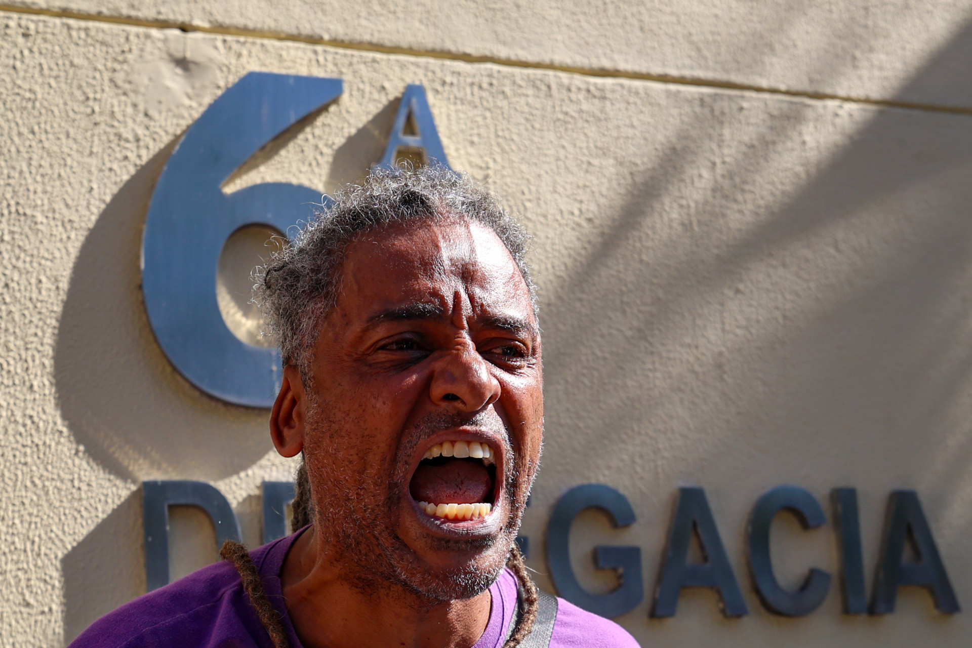 Professor Wagner Louza foi conduzido &agrave; 6&ordf; DP (Cidade Nova) e liberado em seguida - Renan Areias/Ag&ecirc;ncia O Dia