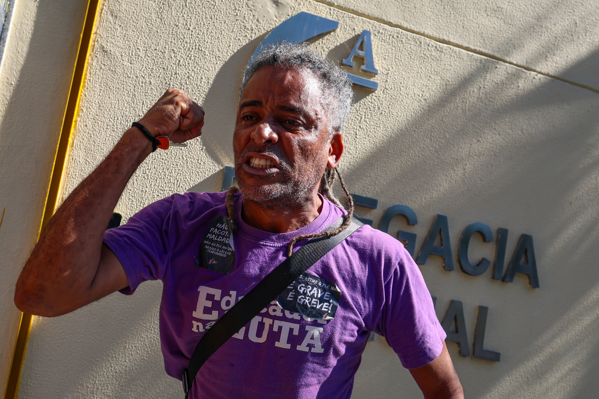 Professor Wagner Louza foi conduzido &agrave; 6&ordf; DP (Cidade Nova) e liberado em seguida - Renan Areias/Ag&ecirc;ncia O Dia