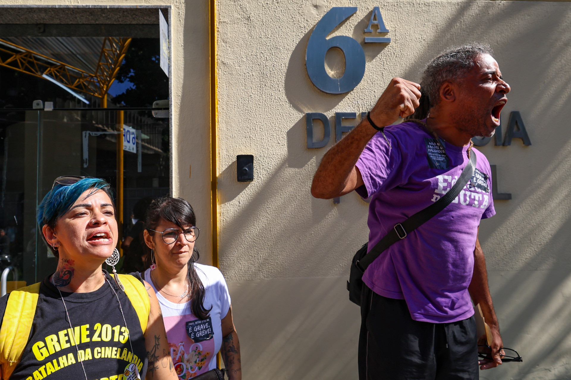 Na foto, os professores Wagner Louza e Aline Paiv&atilde;o na frente da 6&ordf; DP (Cidade Nova) - Renan Areias/Ag&ecirc;ncia O Dia