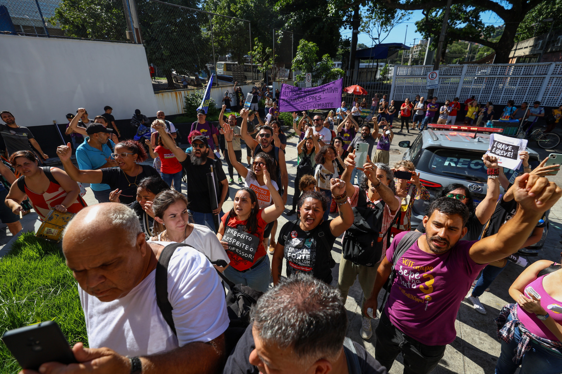Em greve, professores terminaram ato na frente da 6&ordf; DP (Cidade Nova), nesta segunda-feira (25) - Renan Areias/Ag&ecirc;ncia O Dia