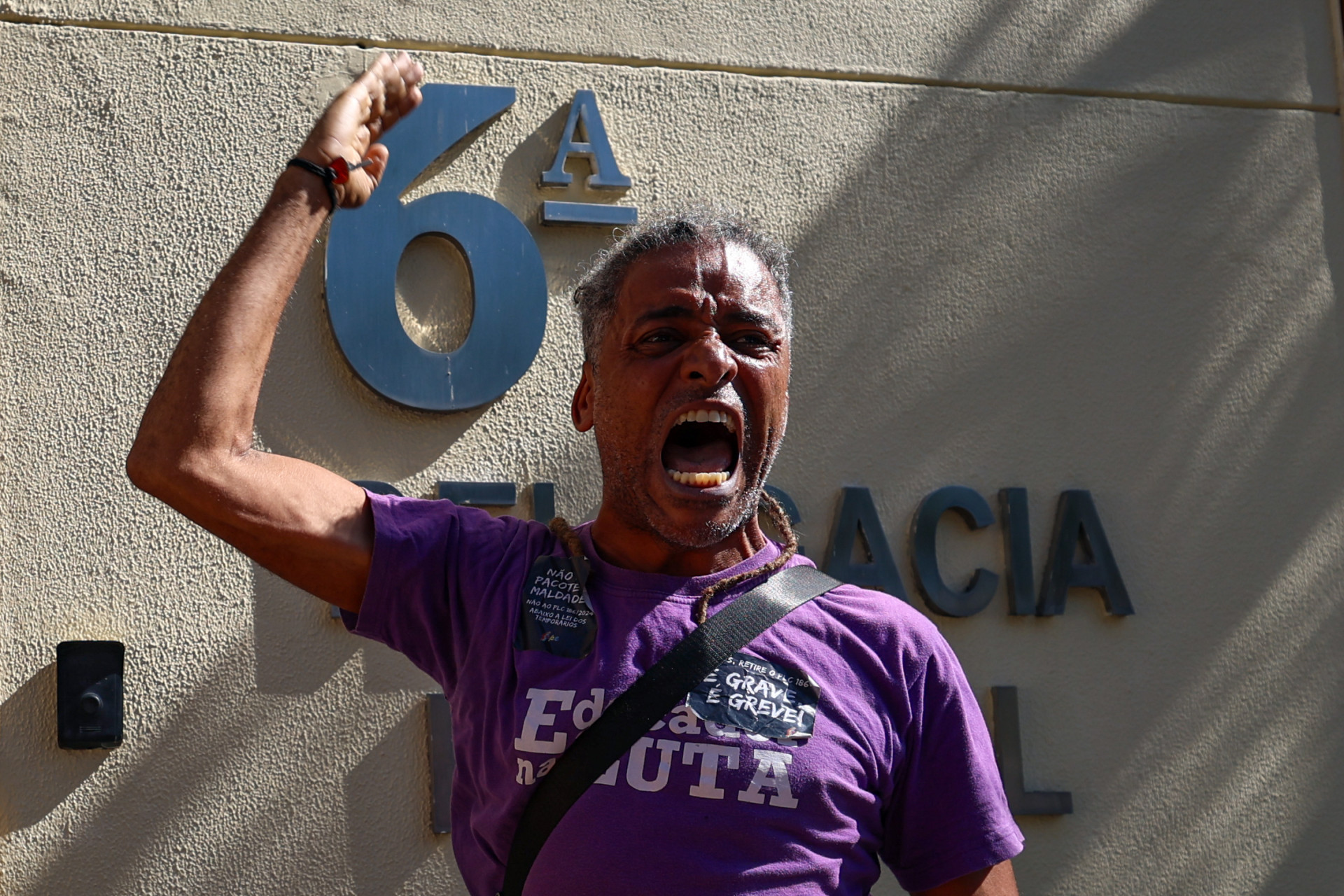 Professor Wagner Louza foi conduzido &agrave; 6&ordf; DP (Cidade Nova) e liberado em seguida - Renan Areias/Ag&ecirc;ncia O Dia