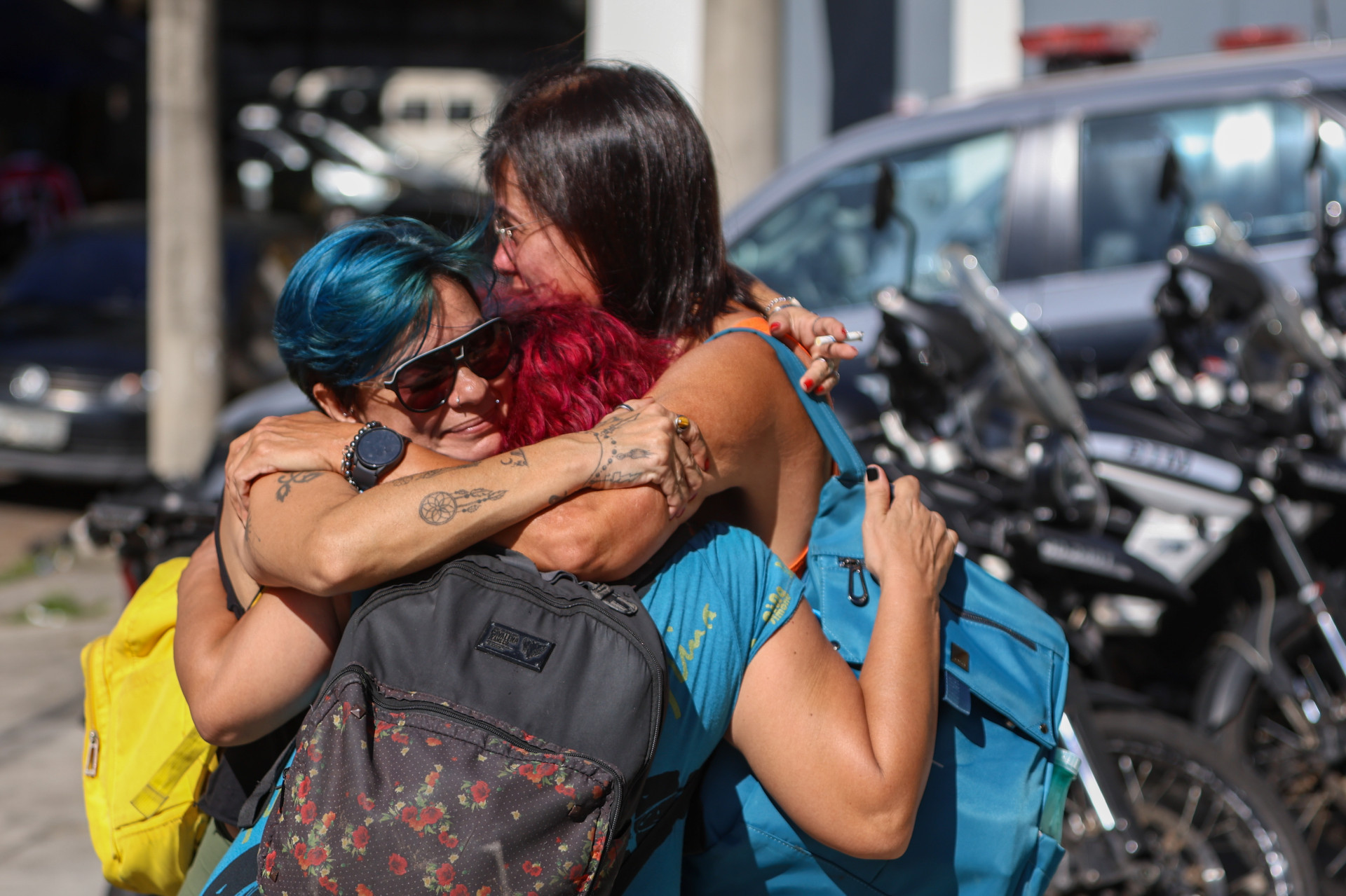 Em greve, professores terminaram ato na frente da 6&ordf; DP (Cidade Nova), nesta segunda-feira (25) - Renan Areias/Ag&ecirc;ncia O Dia