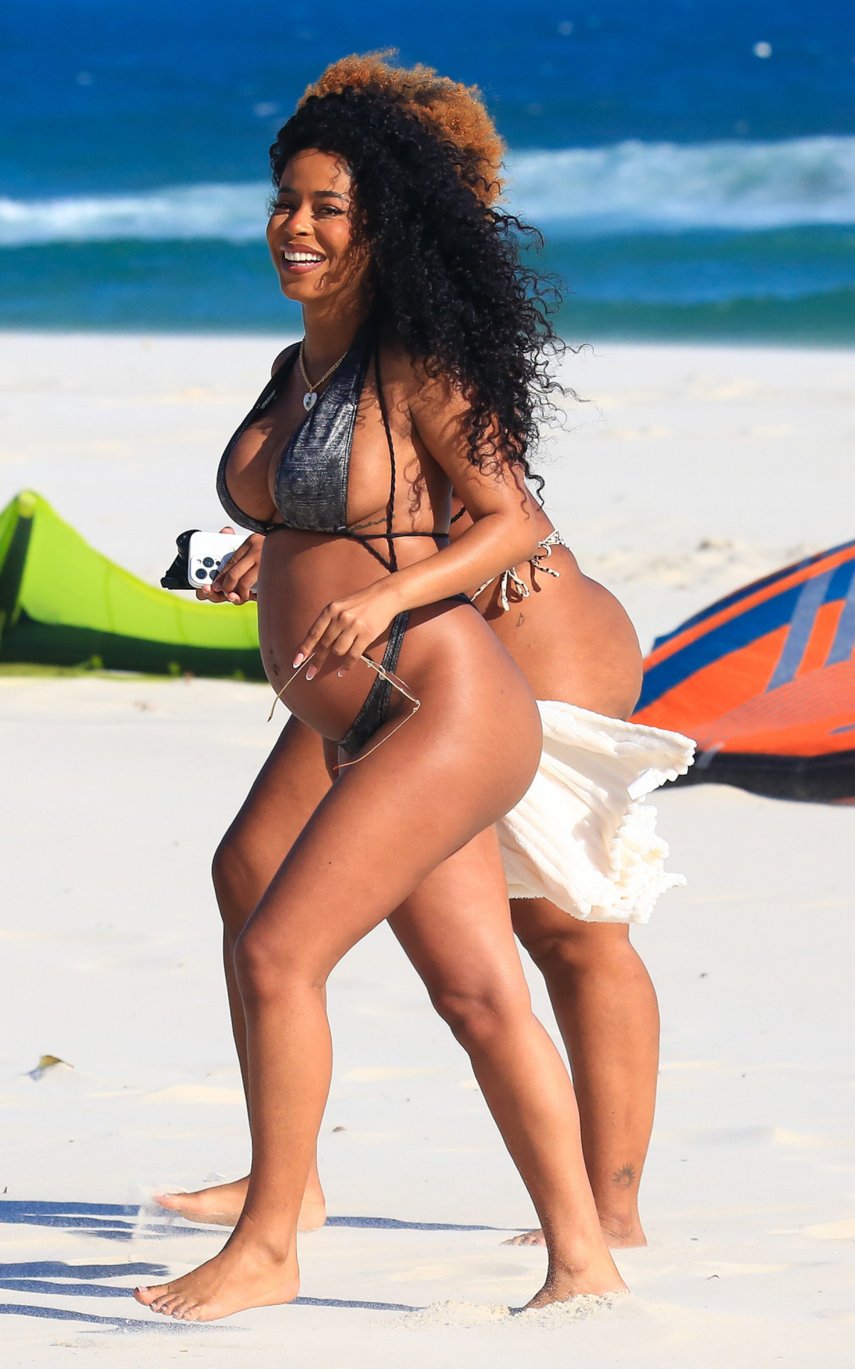 Lorena Maria faz ensaio de fotos e exibe barrigão de grávida em praia no Rio
