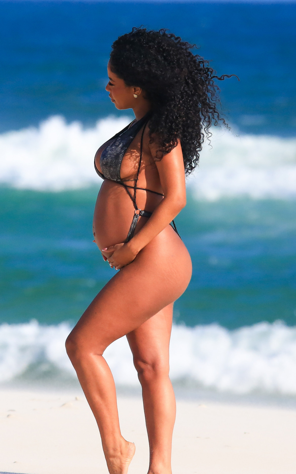 Lorena Maria faz ensaio de fotos e exibe barrigão de grávida em praia no Rio
