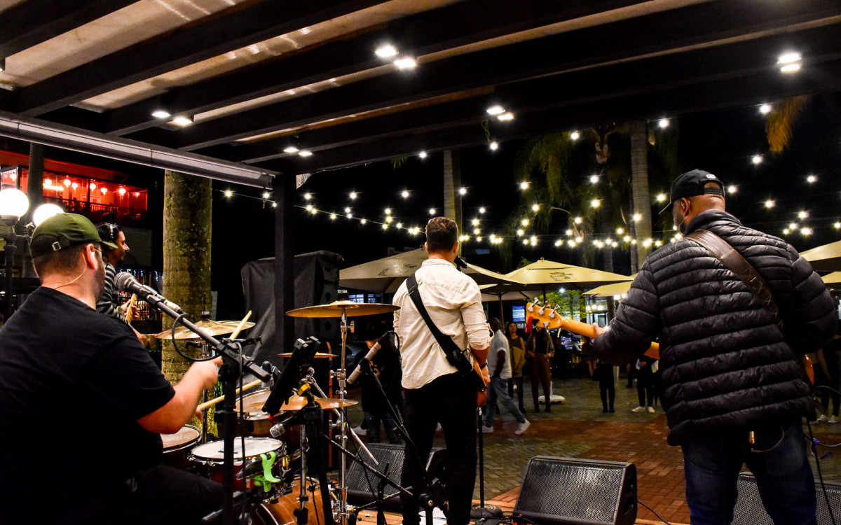 Além da exposição de orquídeas, bromélias e suculentas, evento contou com
shows de artistas locais todas as noites
