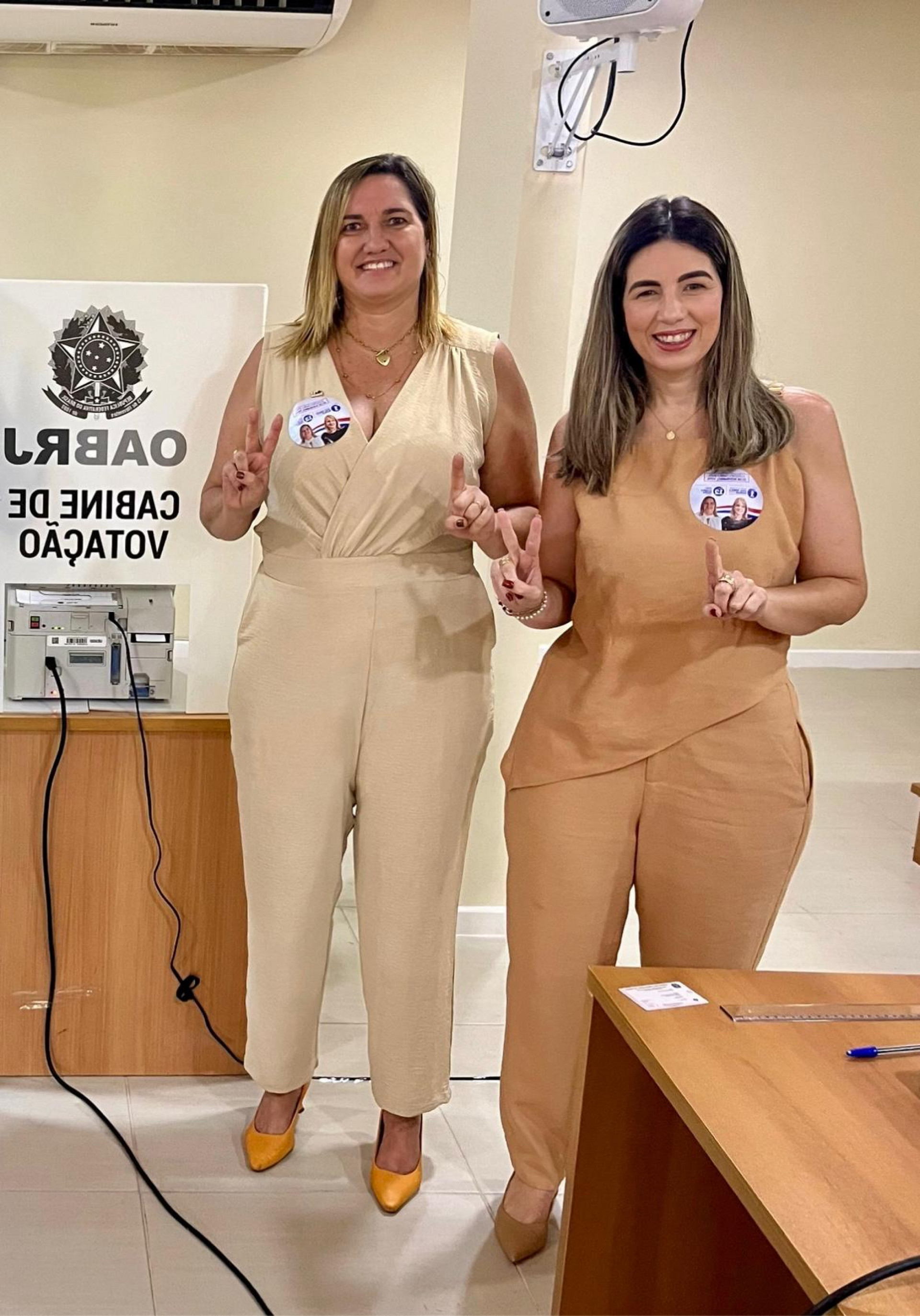 A presidente eleita, Cláudia Tostes e a vice, Viviane Lacerda