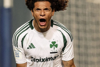 Ex-Flamengo, Arão celebra gol na Grécia e cinco anos de título da Libertadores