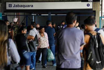 Passageira é atingida por pedaço de concreto em plataforma de estação de Metrô