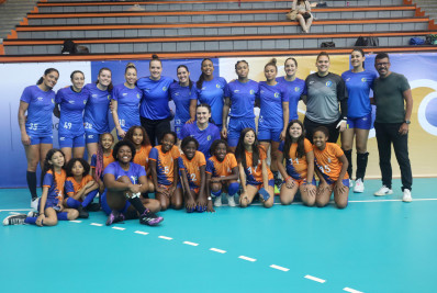 Estudantes da Rede Municipal participam de treino da Seleção Brasileira de Handebol Feminino