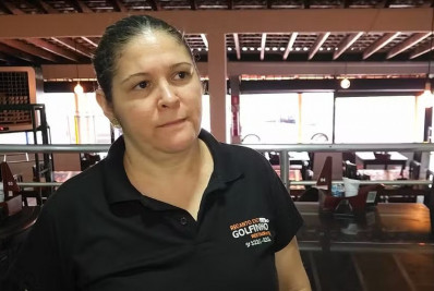 'Foi devastador', afirma comerciante que tentou resgatar influenciadora com escada durante enxurrada