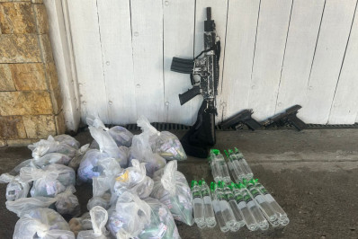 PM prende um suspeito e apreende dois menores com fuzil, pistolas e drogas em Belford Roxo