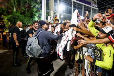 Flamengo desembarca em Fortaleza e é recebido com gritos de 'fica, Gabigol'