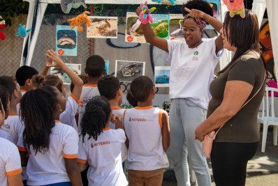 Estação de Charitas recebe exposição com artes de alunos da rede pública