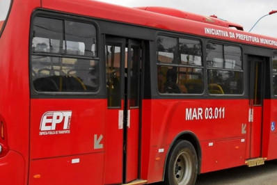 Dois ônibus da EPT se envolveram em um acidente de trânsito em Itaipuaçu 