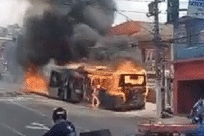 Vídeo: ônibus pega fogo e trafega desgovernado por avenida em SP
