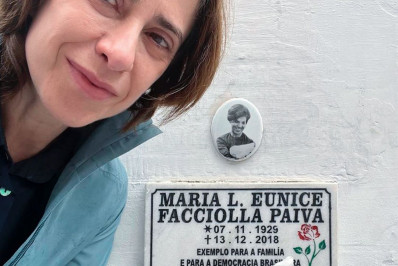Após sucesso no cinema, Fernanda Torres visita túmulo de Eunice Paiva: 'Honra de tê-la encarnado'