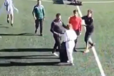 Vídeo! Mãe de jogador invade campo e agride árbitro durante partida de futebol na Espanha