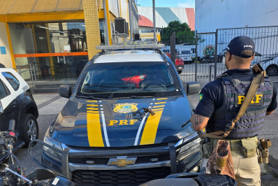 PRF prende foragido e apreende adolescente com mandado em aberto na Dutra