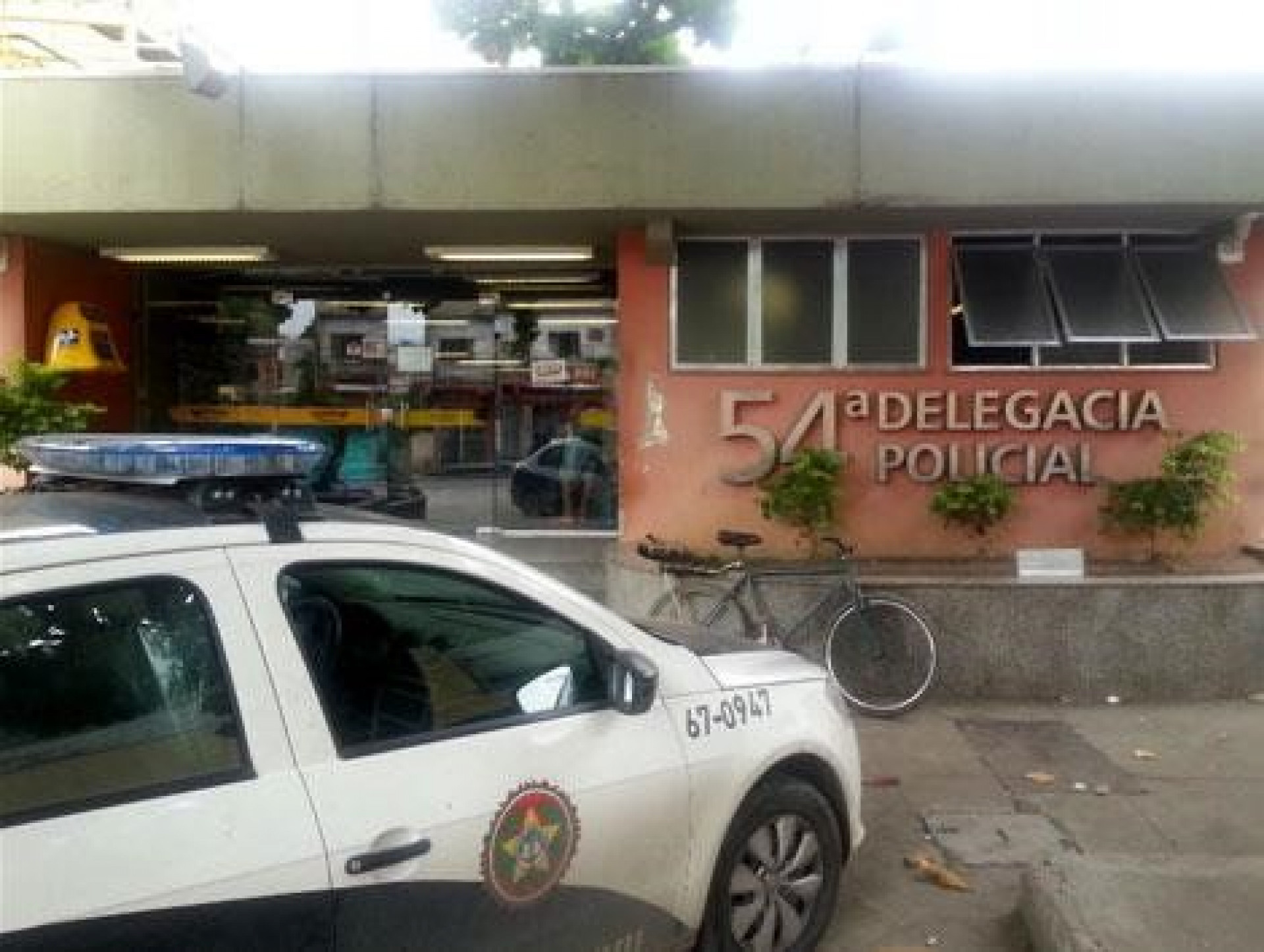 Os policiais civis da 54ª DP identificaram os locais e seguiram aos endereços indicados e encontraram diversas peças de veículos - Divulgação / PCERJ