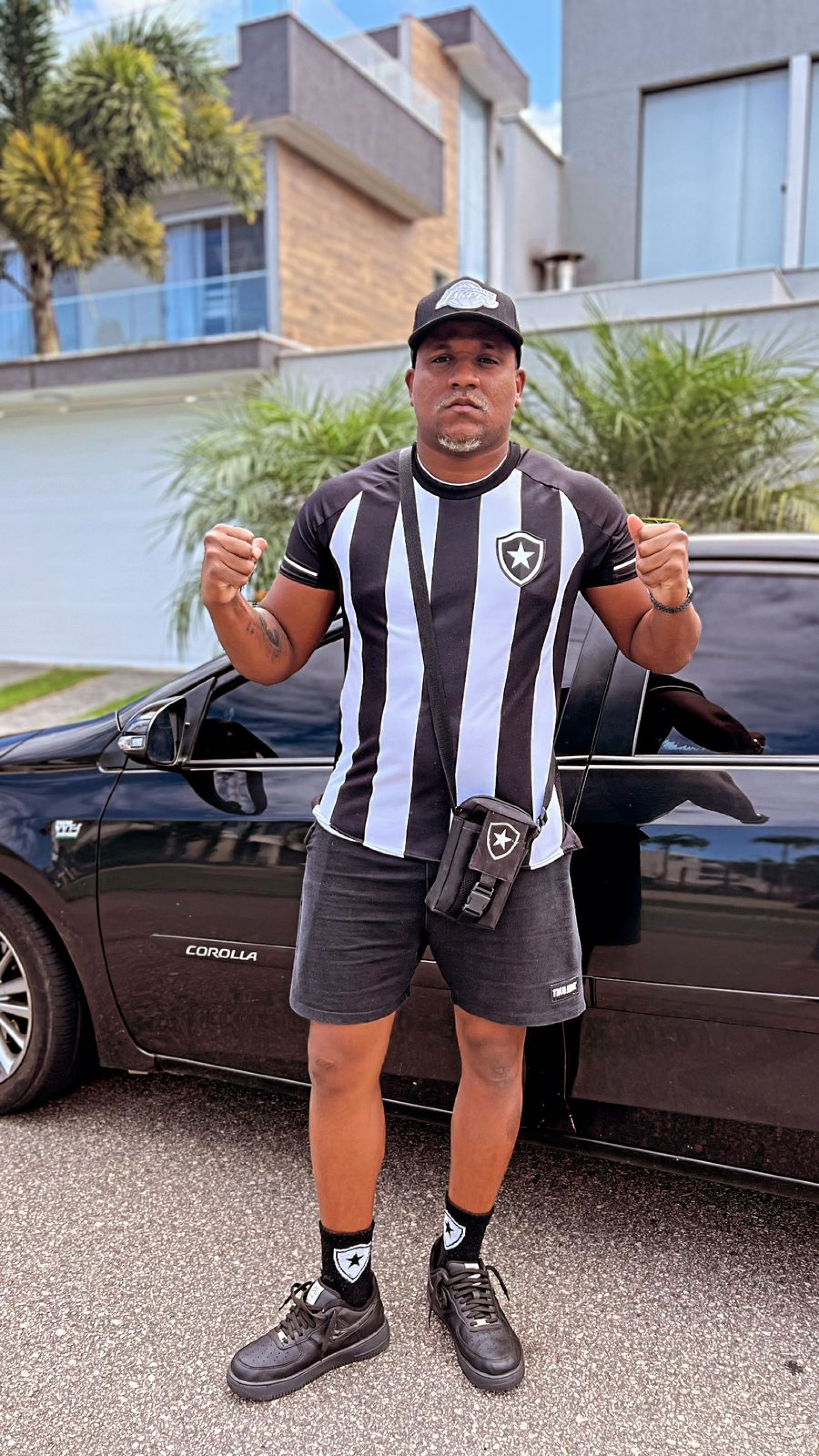 Torcedor do Botafogo, Cristian Santos do Nascimento, o Pantera, faz sucesso na internet com provocações a adversários