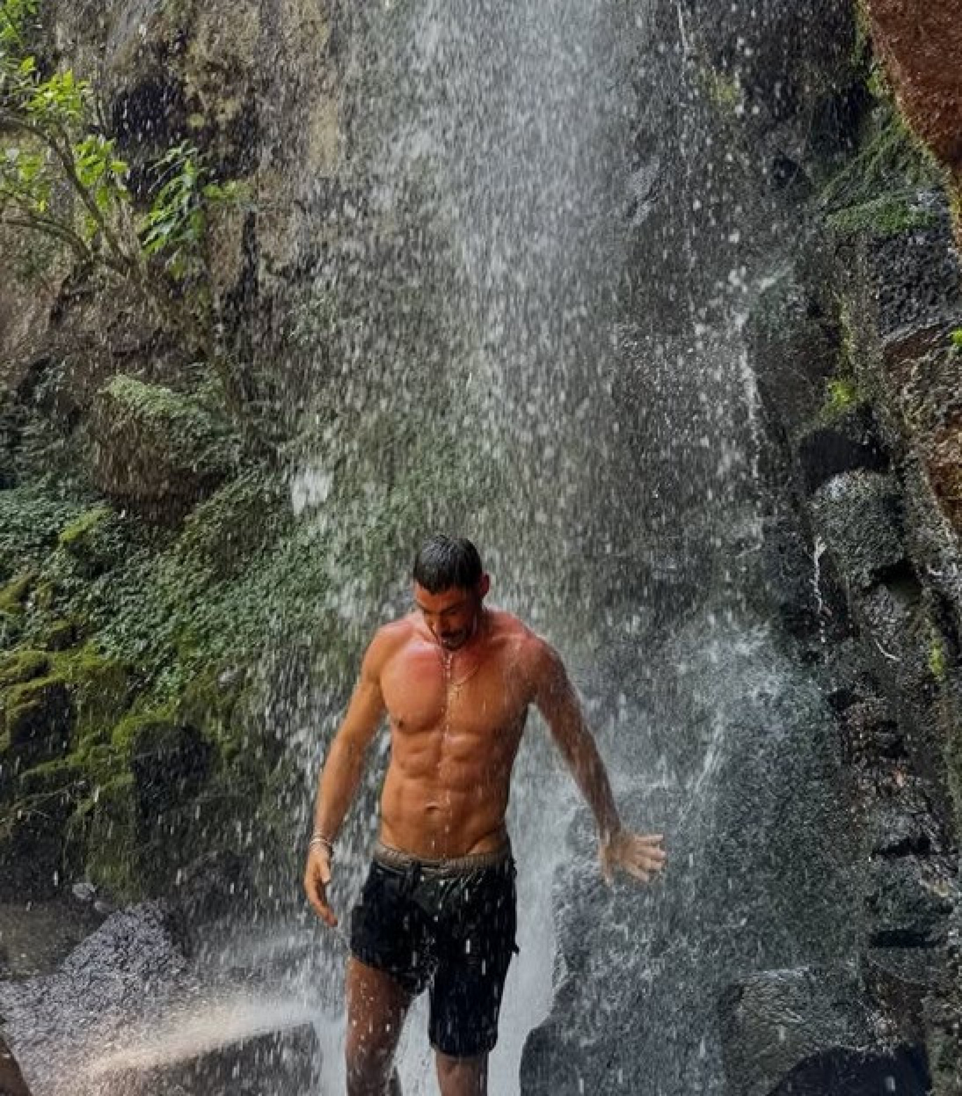 Cau&atilde; Reymond aproveitando o dia na cachoeira  - Reprodu&ccedil;&atilde;o Instagram