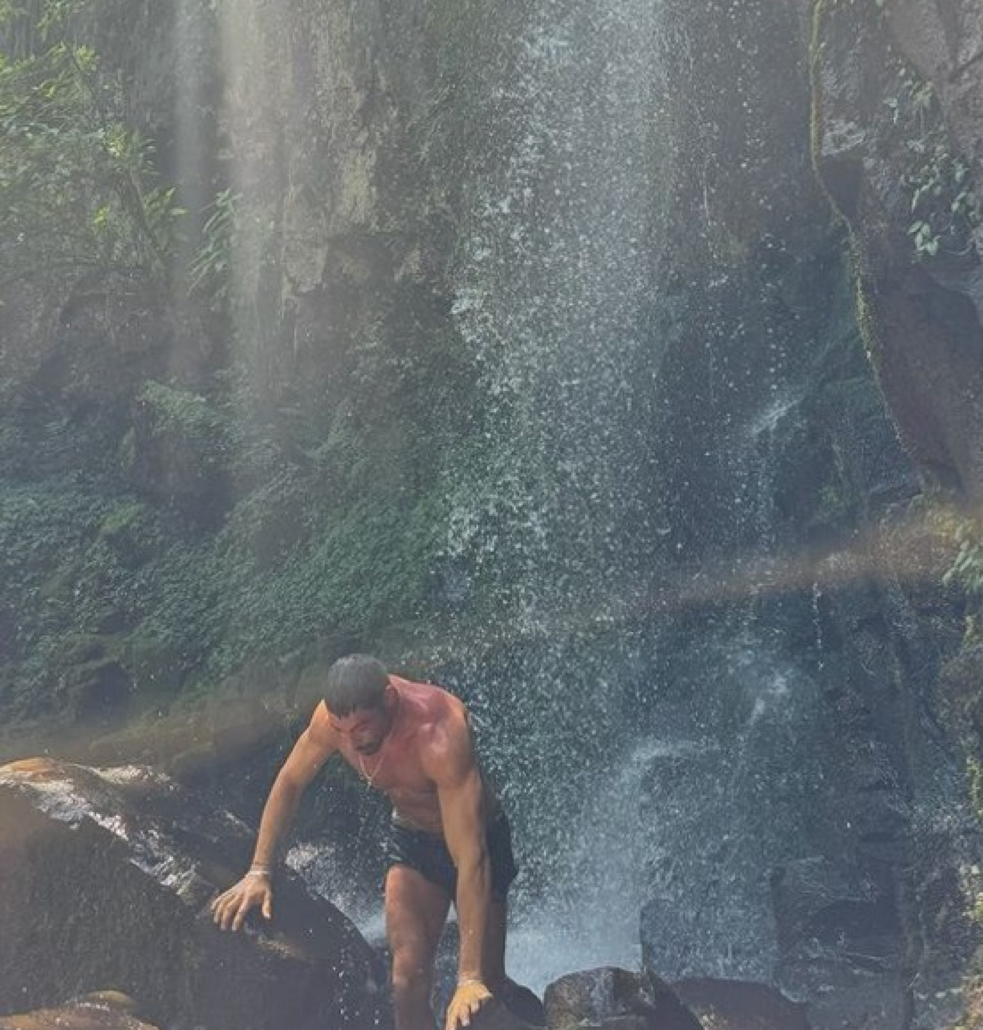 Cauã Reymond aproveitando o dia na cachoeira  - Reprodução Instagram