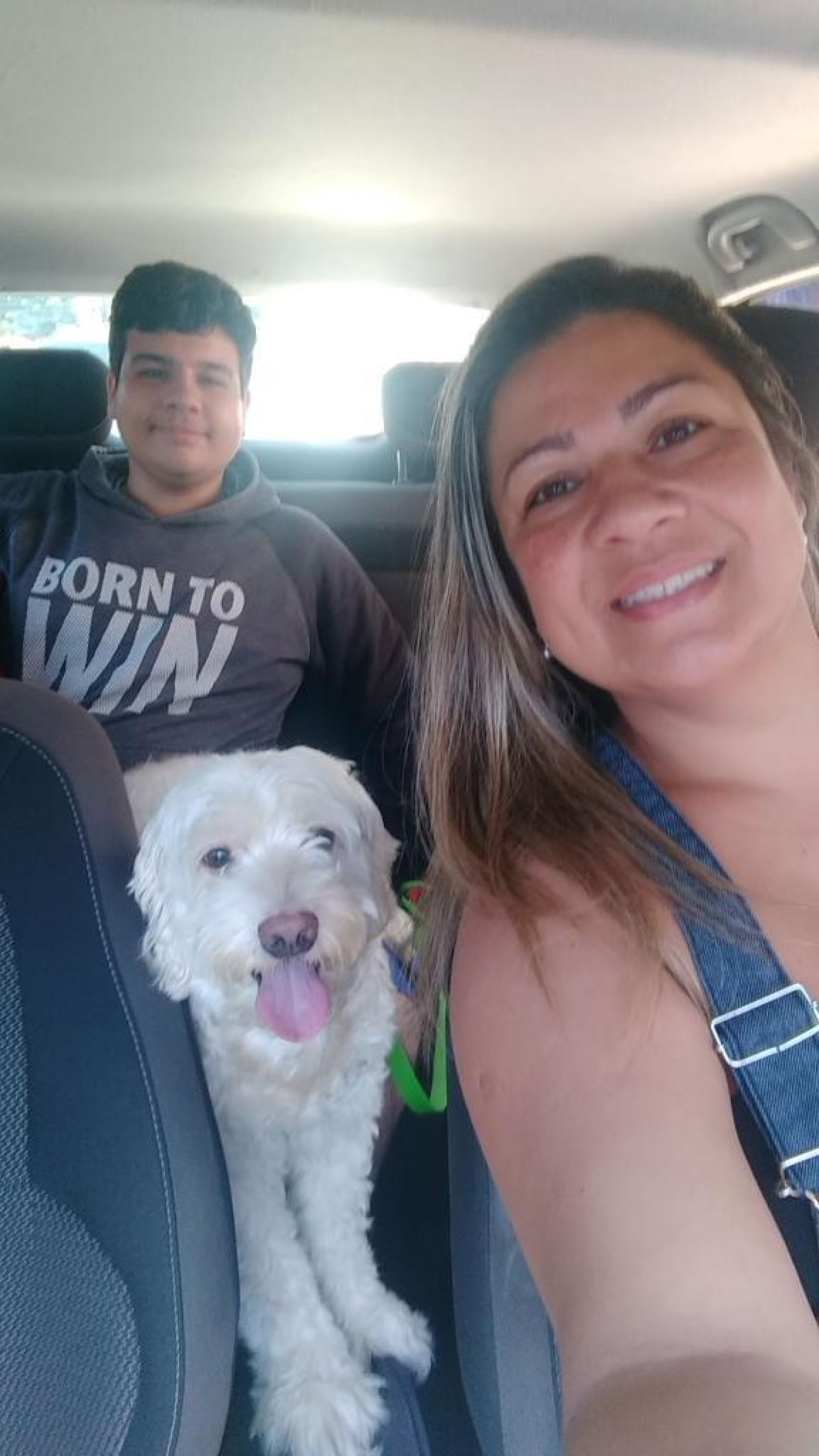 Anne com seu filho e o cachorrinho Kit Nelson, que partiu - Divulgação