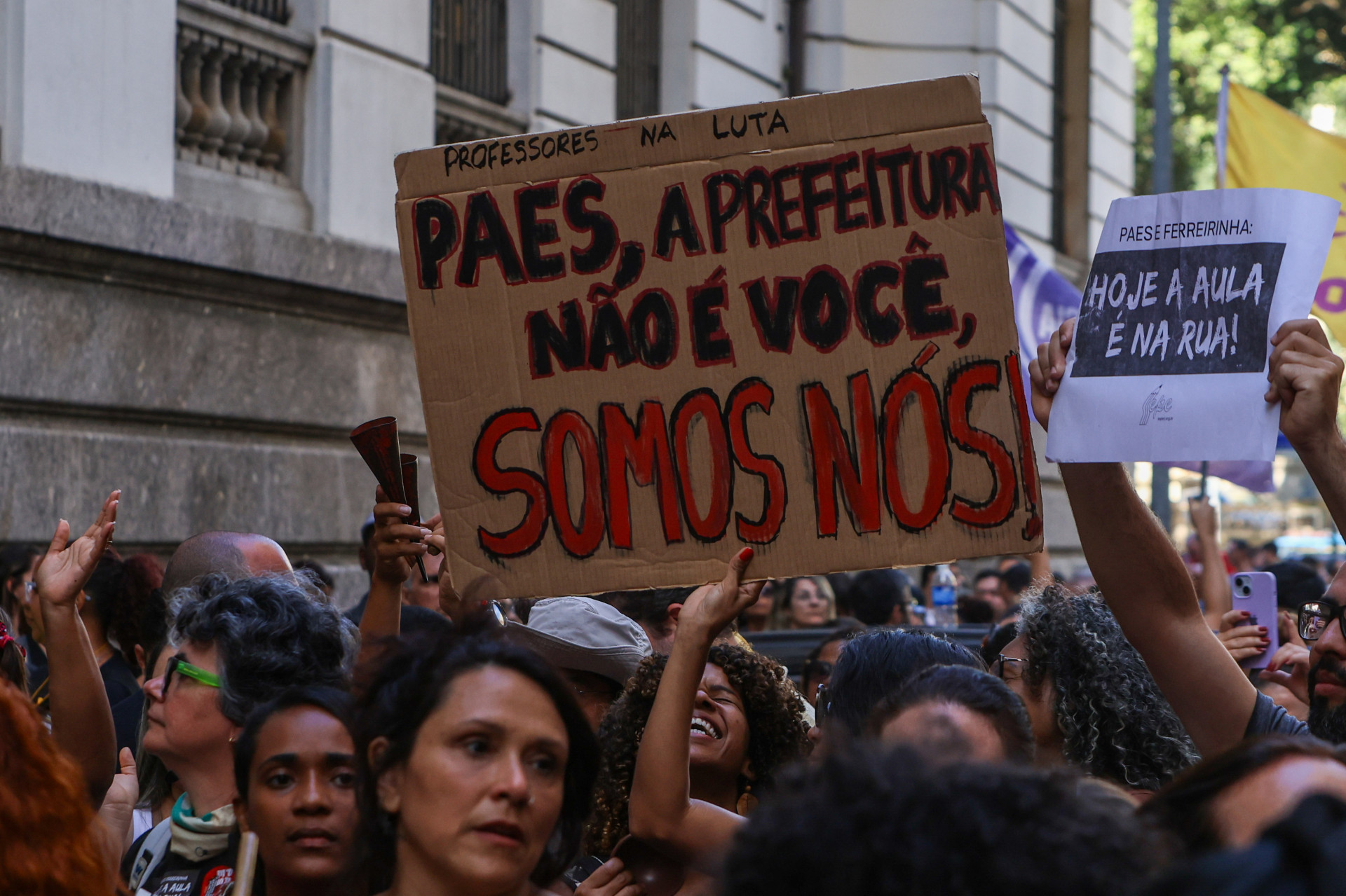 Profissionais da educação se concentram na lateral da Câmara Municipal, na Cinelândia - Renan Areias/Agência O Dia