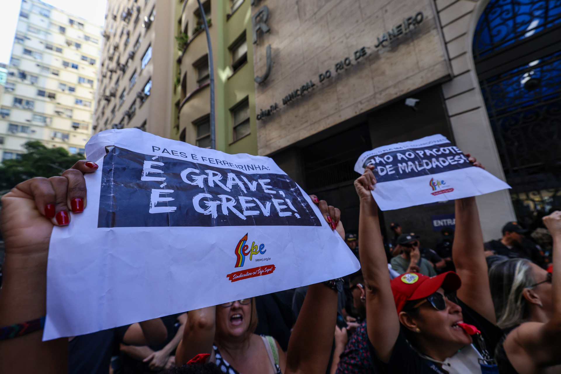 Profissionais da educação se concentram na lateral da Câmara Municipal, na Cinelândia - Renan Areias/Agência O Dia