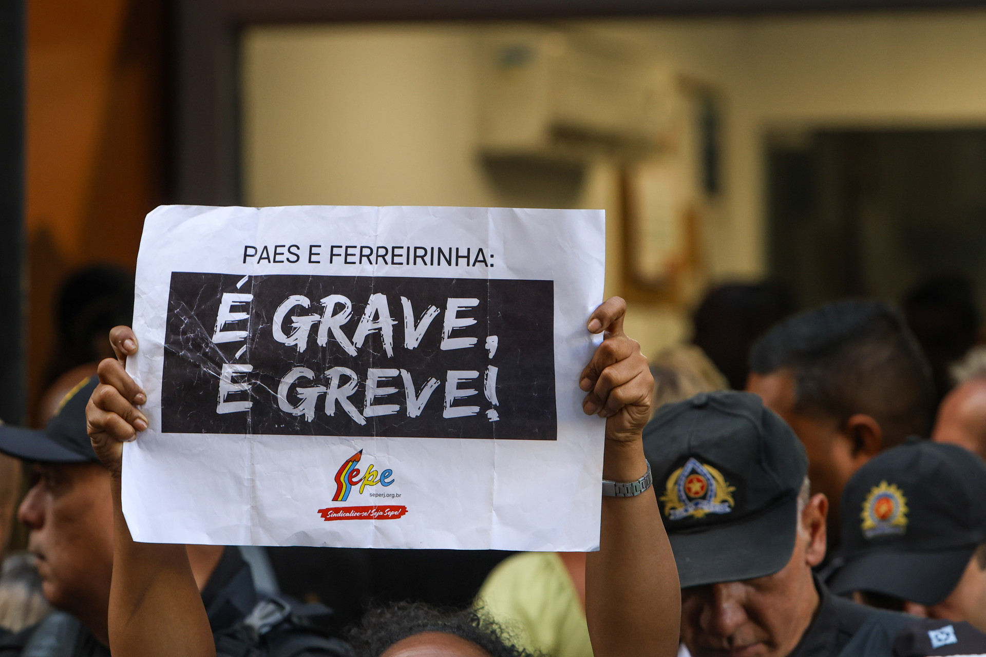 Profissionais da educação se concentram na lateral da Câmara Municipal, na Cinelândia - Renan Areias/Agência O Dia