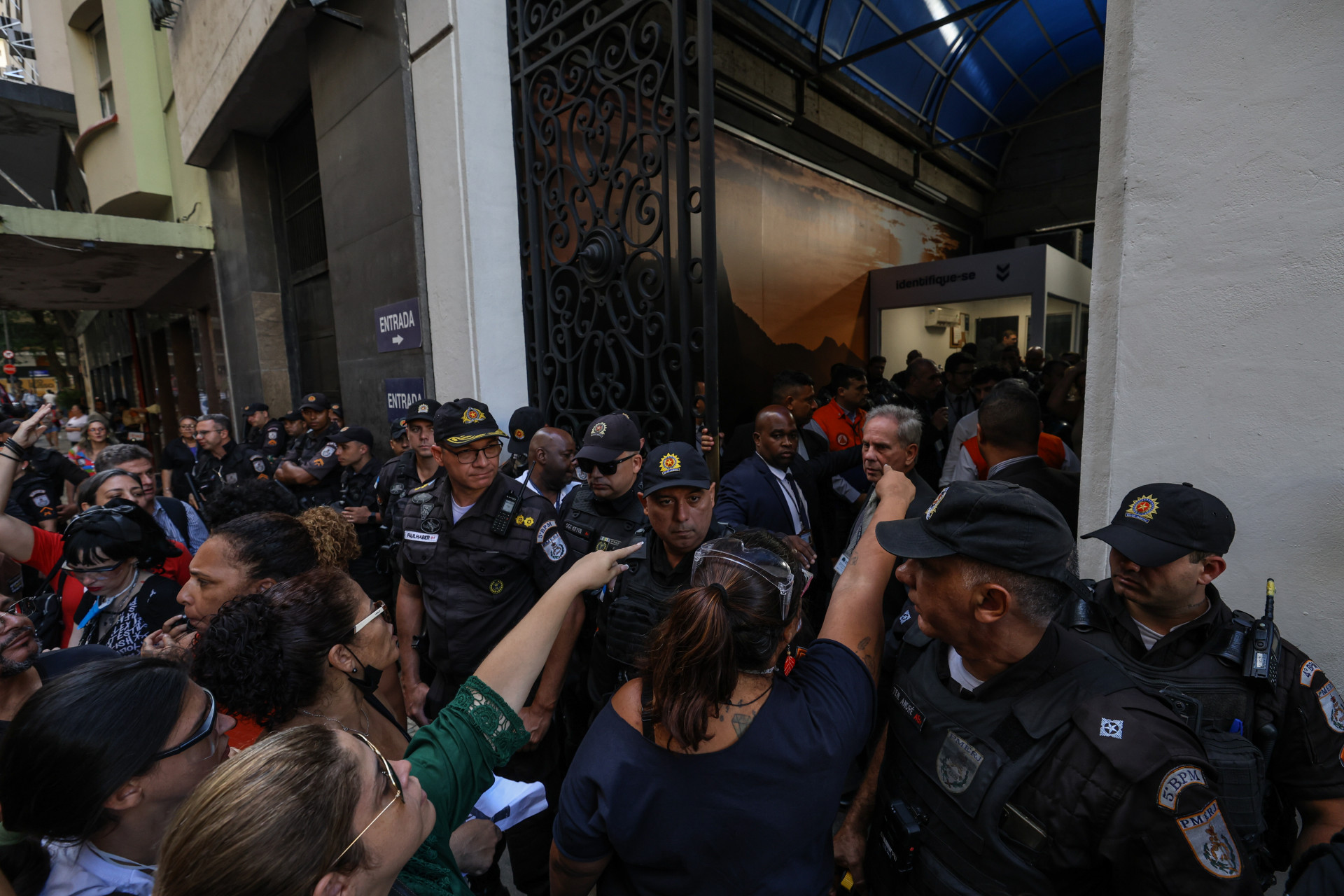 Profissionais da educação se concentram na lateral da Câmara Municipal, na Cinelândia - Renan Areias/Agência O Dia