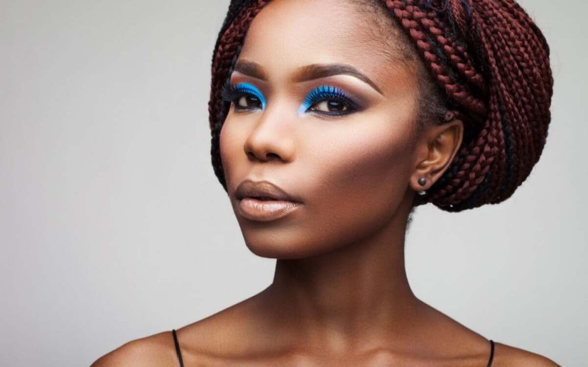 A maquiagem real&ccedil;a o brilho e beleza natural da pele negra (Imagem: Svetlanamiku | Shutterstock)